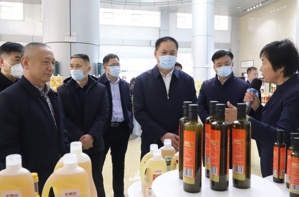 濱州市副市長、市公安局局長郝建來山東三星集團(tuán)督導(dǎo)食品安全“兩個(gè)責(zé)任”工作機(jī)制落實(shí)情況