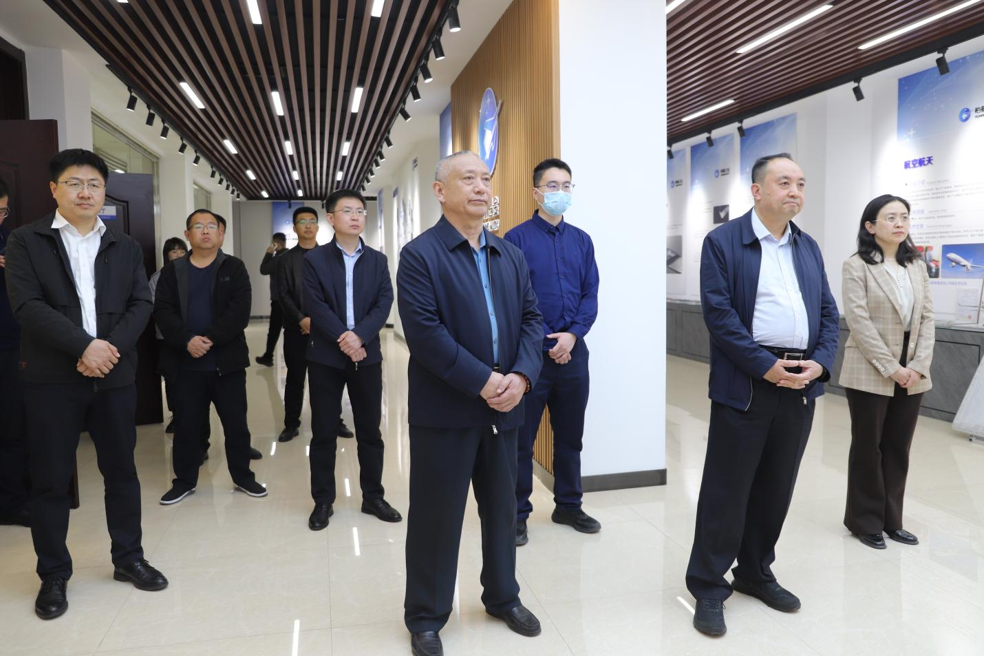省工信廳電子信息產(chǎn)業(yè)處處長、二級巡視員李英峰來山東三星集團調(diào)研