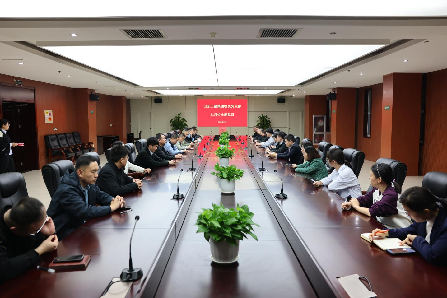 集團(tuán)機(jī)關(guān)、長壽花食品黨支部召開預(yù)備黨員轉(zhuǎn)正大會(huì)